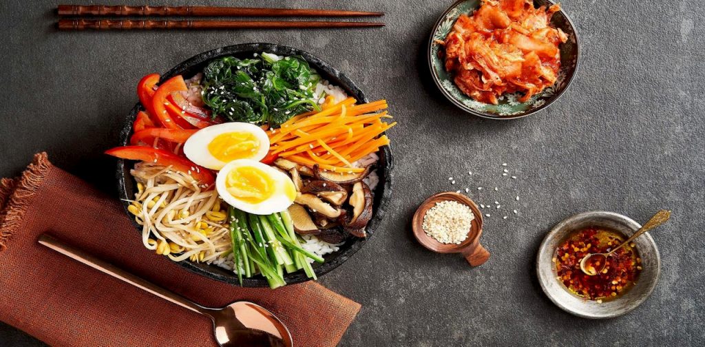 စနာမည်ကြီး ကိုရီးယား ထမင်းသုပ် Bibimbap ကိုအိမ်မှာ လုပ်စားကြမယ်
